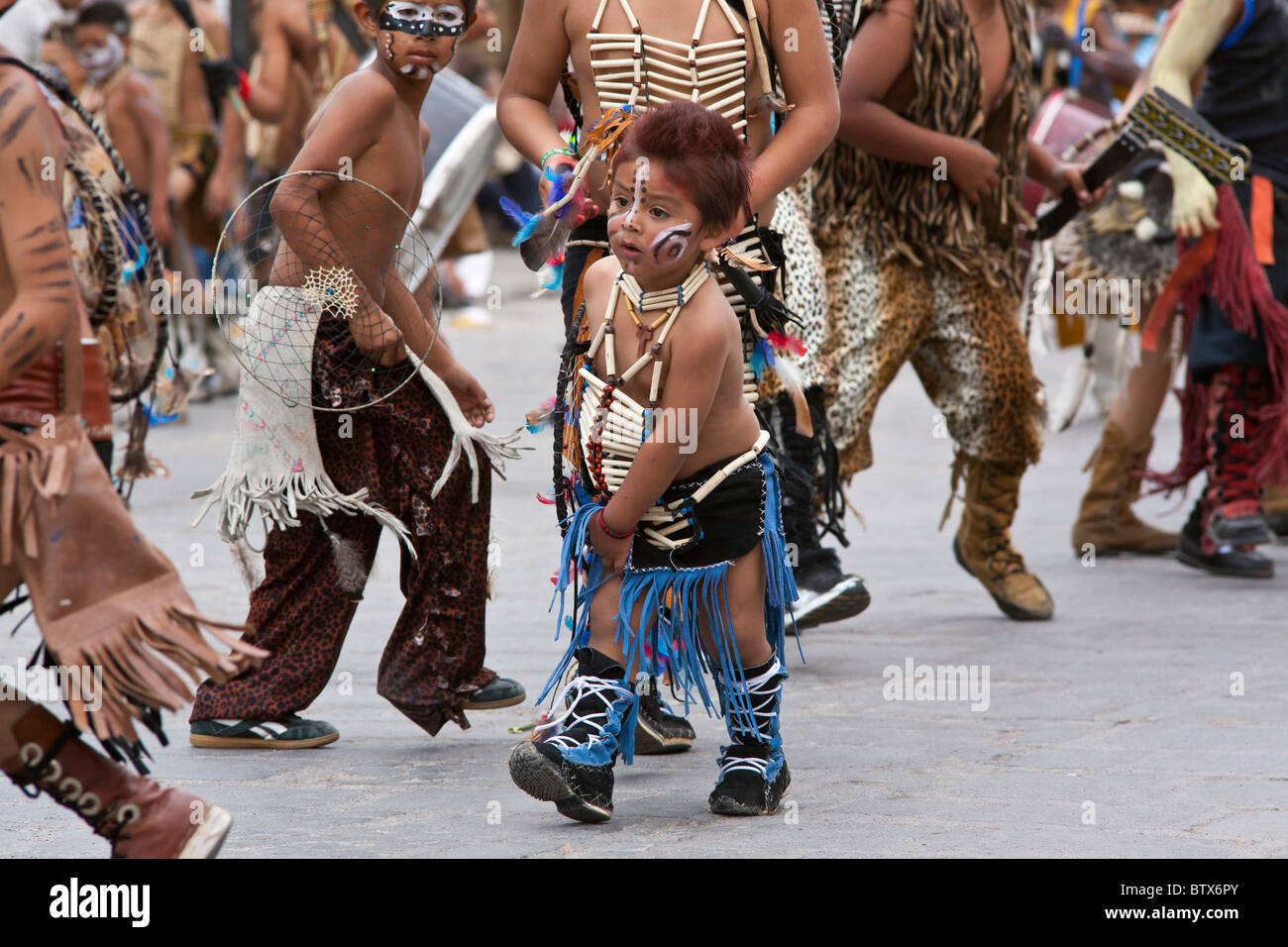 Les troupes de danse autochtones de tout le Mexique célébrer de San Miguel Arcangel, le saint patron de San Miguel de Allende en Octobre Banque D'Images