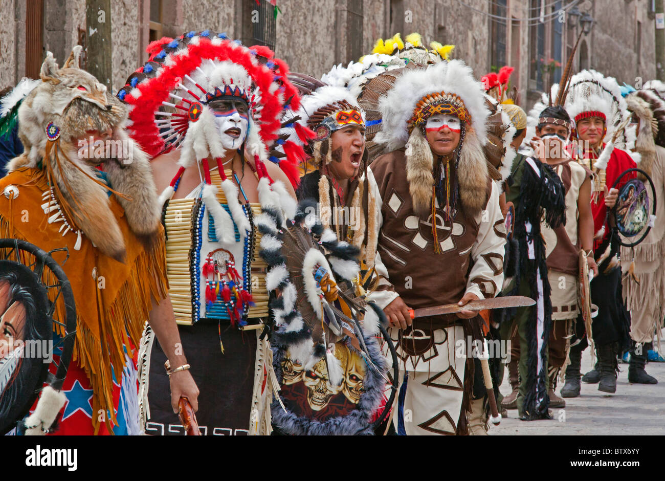 Les troupes de danse autochtones de tout le Mexique célébrer de San Miguel Arcangel, le saint patron de San Miguel de Allende en Octobre Banque D'Images