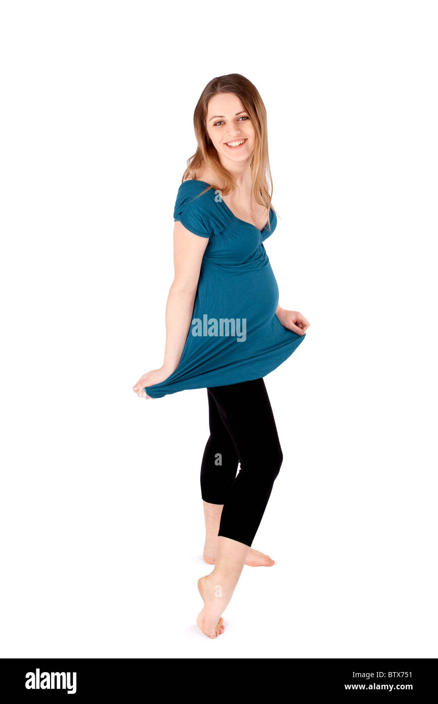 Cheerful young pregnant woman posing sur fond blanc. Banque D'Images