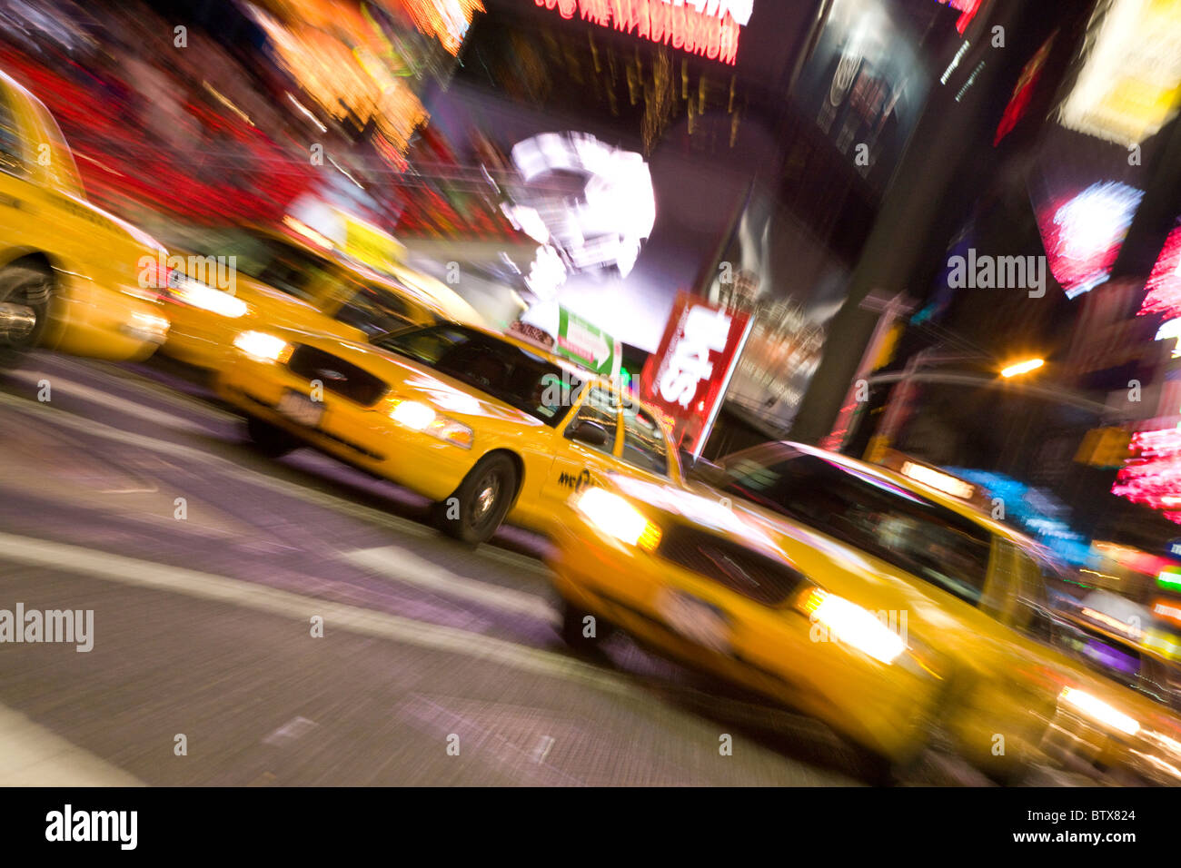 Les taxis jaune floue à Times Square, New York Banque D'Images