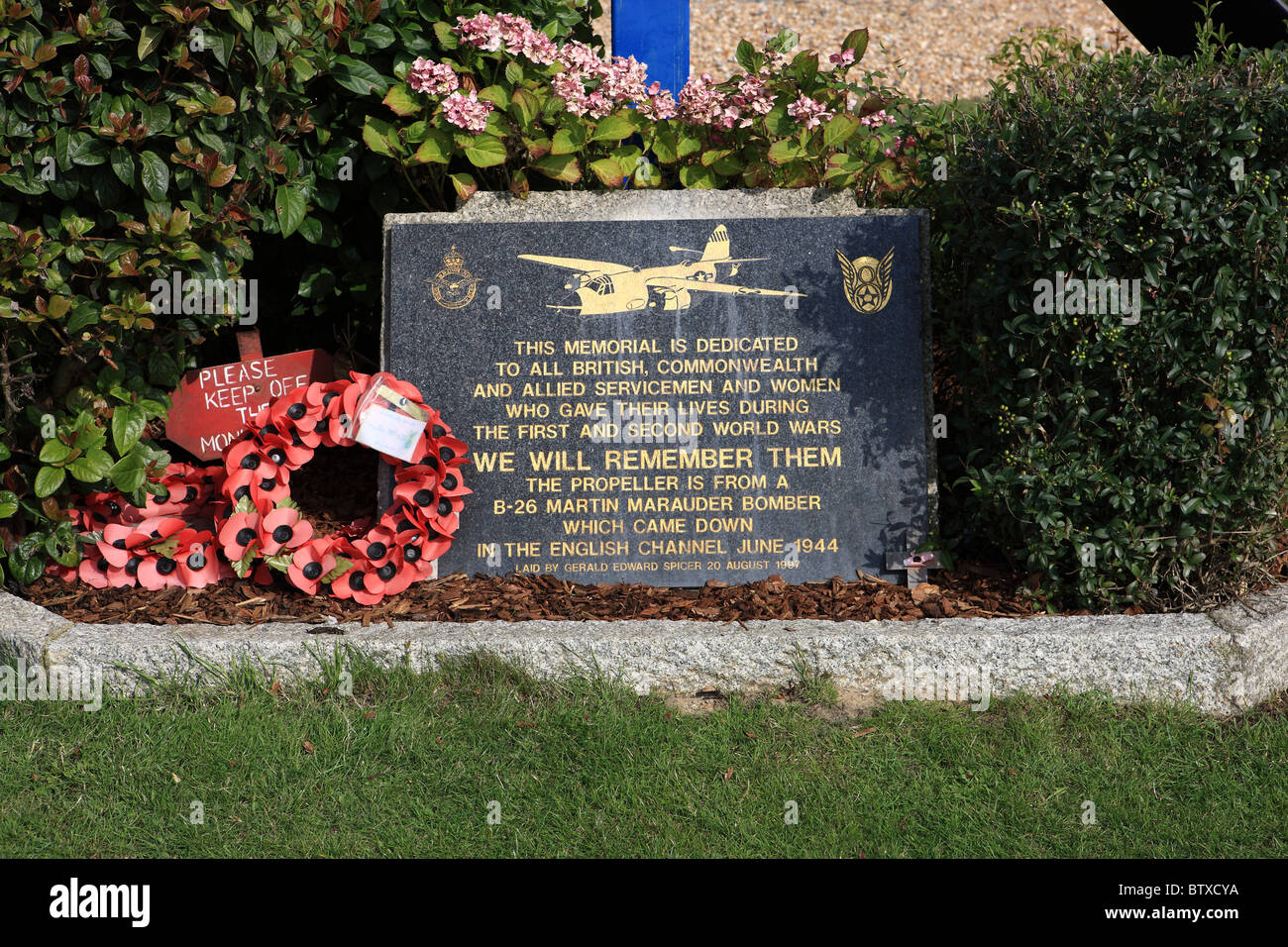 Un mémorial et couronne de pavot à Shoreham Airport pour hommes et femmes qui sont morts pendant la première et la seconde guerre mondiale. Banque D'Images