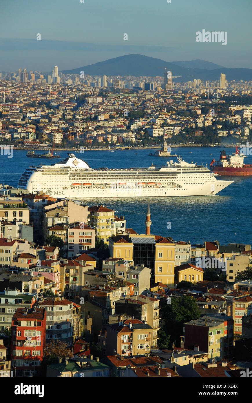 ISTANBUL, TURQUIE. Une vue de Beyoglu sur le Bosphore, avec le navire de croisière MSC Opera au départ pour la mer de Marmara. 2010. Banque D'Images