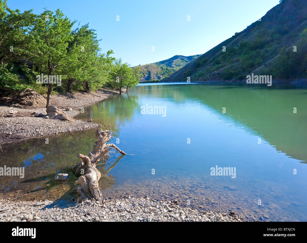 Magnifique lac et montagne derrière les roches d'été (Zelenogorye village, Crimea, Ukraine) Banque D'Images