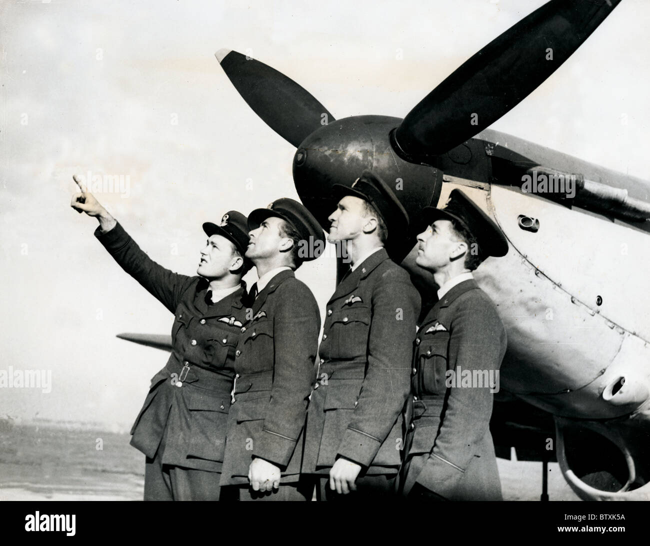 Les aviateurs de American Eagle Squadron (LtoR) Edwin Ezell, Orbison Frais Byron Kennerley, Richard Arthur Moore & James Leland McGinnis Banque D'Images