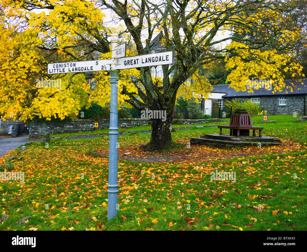 Panneau sur le vert du village à Elterwater dans le parc national Lake District, Cumbria, Angleterre. Banque D'Images