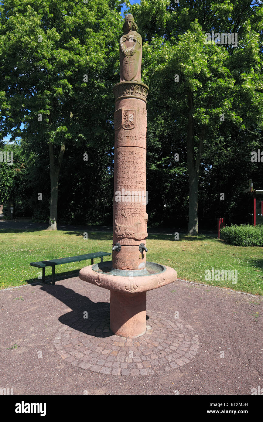 Mit Springbrunnen Brunnenfigur Viktor von Xanten sur Xanten-Birten, Niederrhein, Nordrhein-Westfalen Banque D'Images Mit Springbrunnen Brunnenfigur Viktor von Xanten sur Xanten-Birten, Niederrhein, Nordrhein-Westfalen Banque D'Images