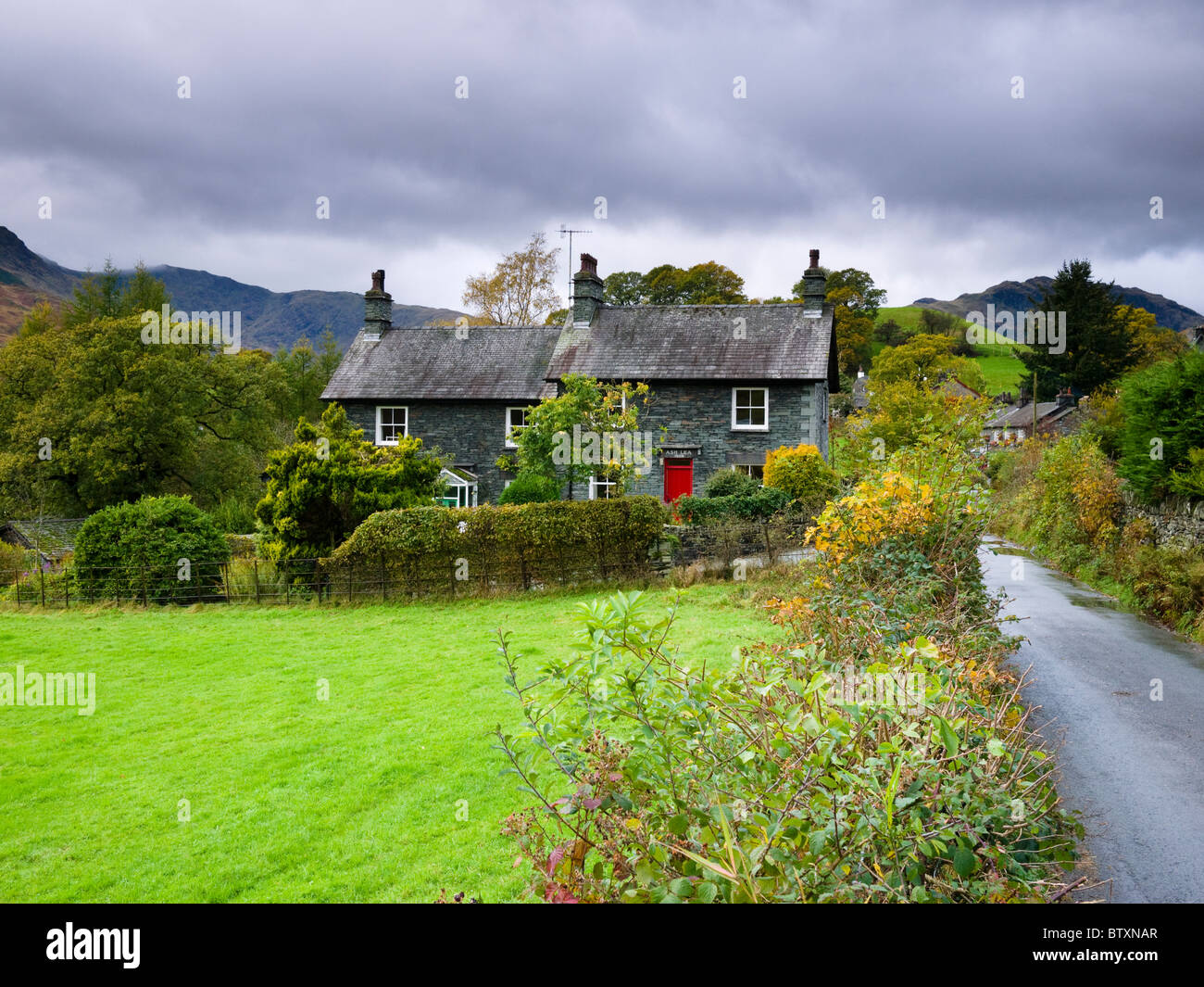 Le hameau de Little Langdale dans le parc national du Lake District, Cumbria, Angleterre. Banque D'Images