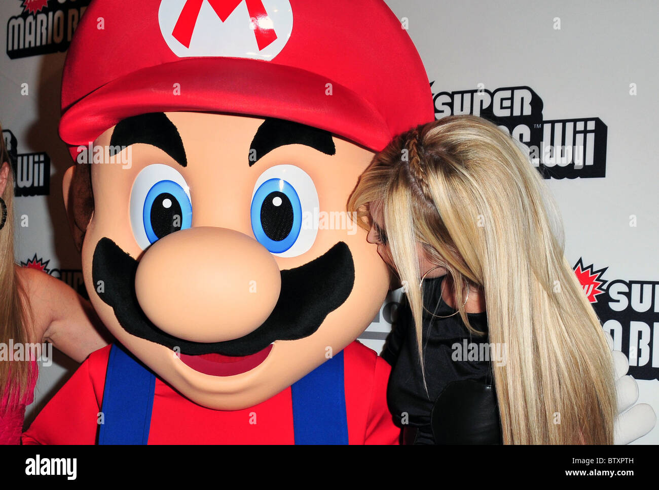 New Super Mario Bros. pour Wii jeu vidéo Lancement célèbre son 25e  anniversaire Photo Stock - Alamy
