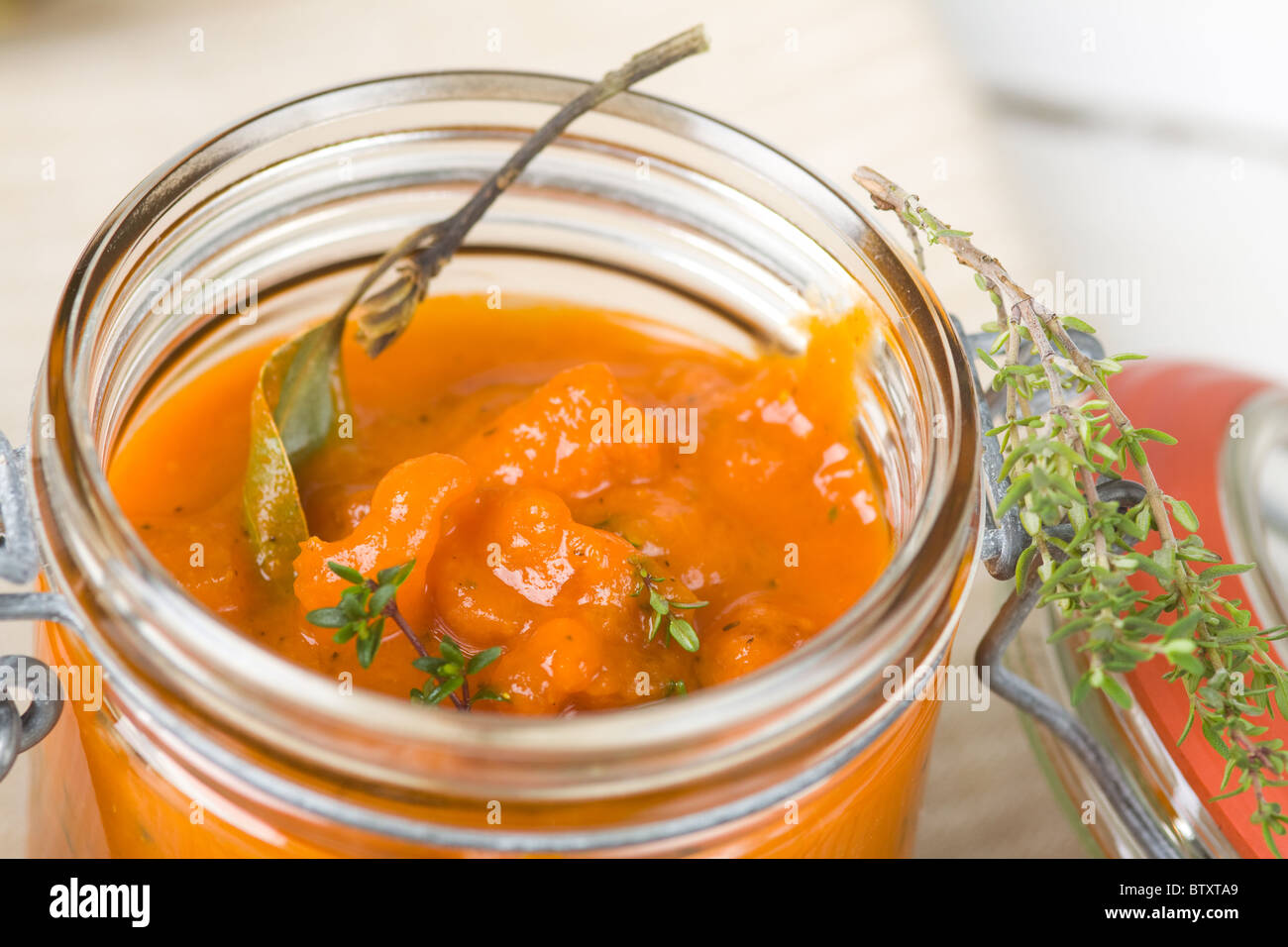 Pot de compote de rhubarbe Banque de photographies et d’images à haute