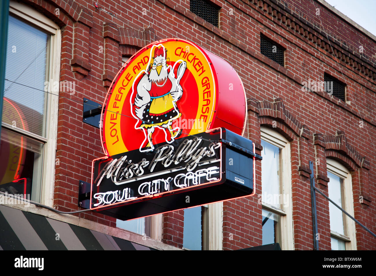 Affiche à l'extérieur de Mlle Polly's Soul City Cafe : 'l'amour, la paix et la graisse de poulet' sur Beale Street, Memphis, Tennessee, États-Unis Banque D'Images