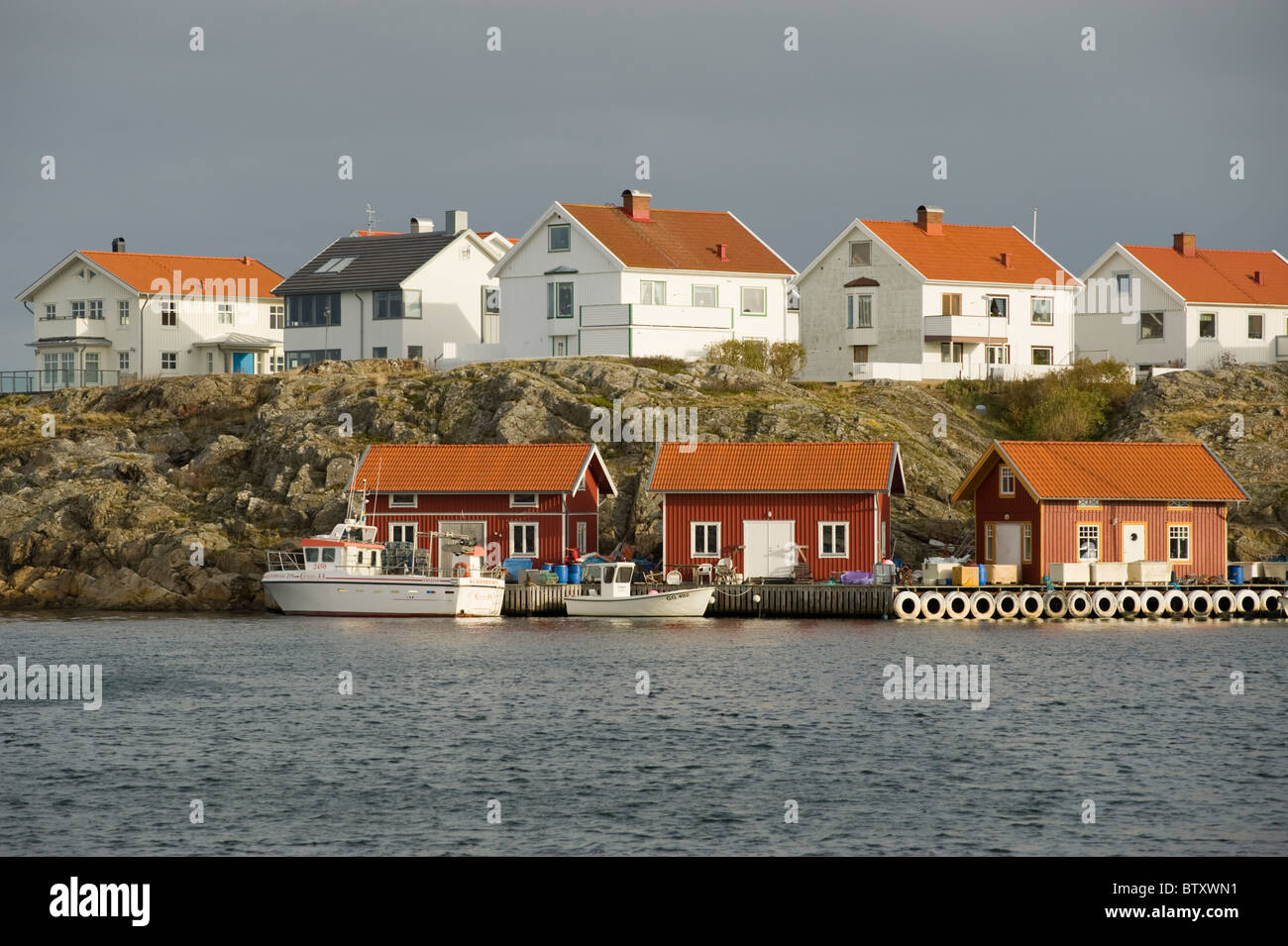 Maisons et maisons en bateau sur l'île de Kladesholmen, la Suède. Cette île est également connue sous le nom de Île de hareng. Banque D'Images