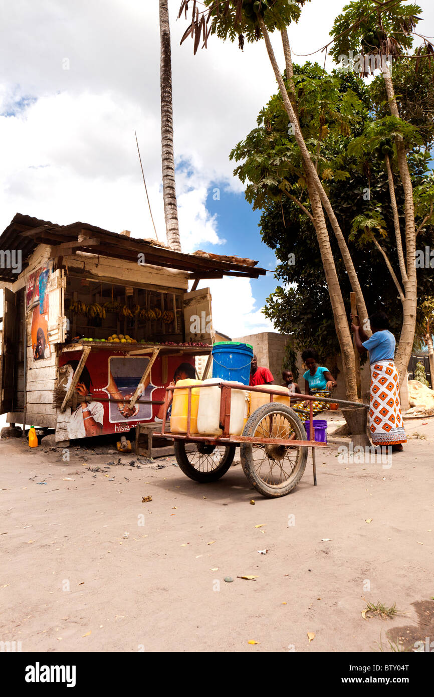 Les négociants locaux vendant les produits locaux à un décrochage. Dar es Salaam Tanzanie Banque D'Images