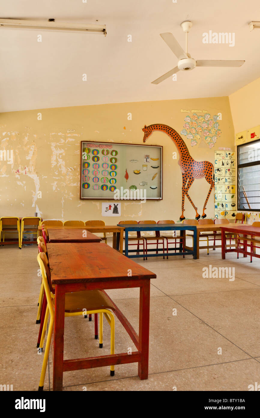 Une classe vide dans une école primaire. Dar es Salaam en Tanzanie. Banque D'Images
