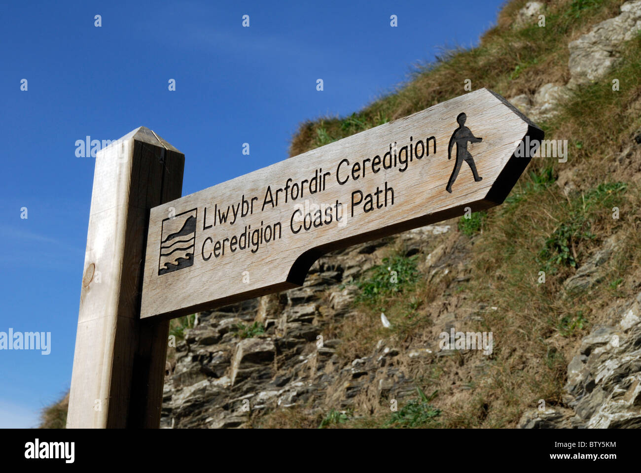 Panneaux indiquant le chemin Côte Ceredigion, LLwybr Arfordir Ceredigion, sur le milieu de la côte galloise, près de Llangranog. Banque D'Images
