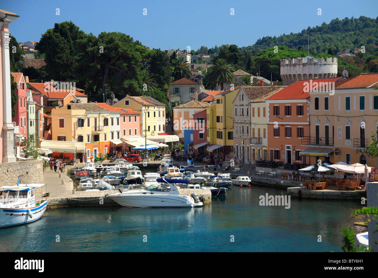 Maisons colorées entourant le port pittoresque de Veli Losinj sur Losinj Island, Croatie Banque D'Images