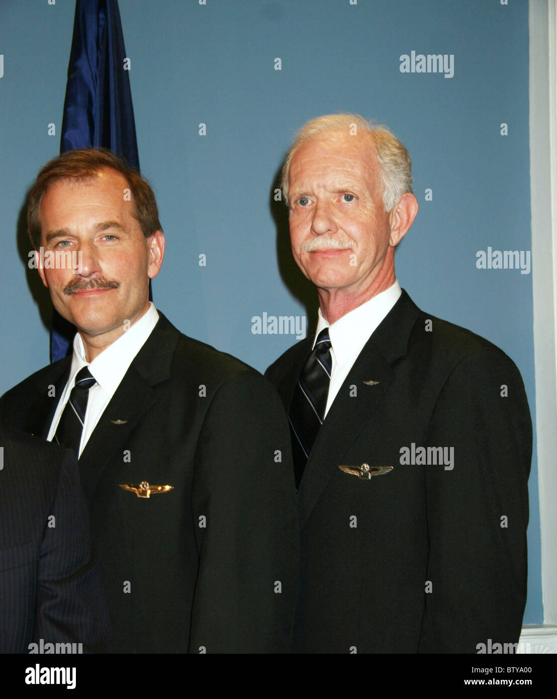 Le maire Bloomberg présente le capitaine Chesley Sullenberger et l'équipage du vol 1549 d'US Airways avec clés de la ville Banque D'Images