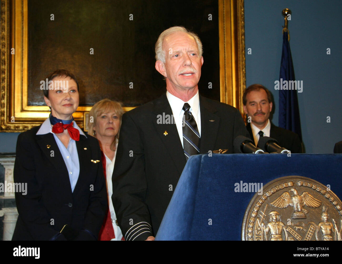 Le maire Bloomberg présente le capitaine Chesley Sullenberger et l'équipage du vol 1549 d'US Airways avec clés de la ville Banque D'Images