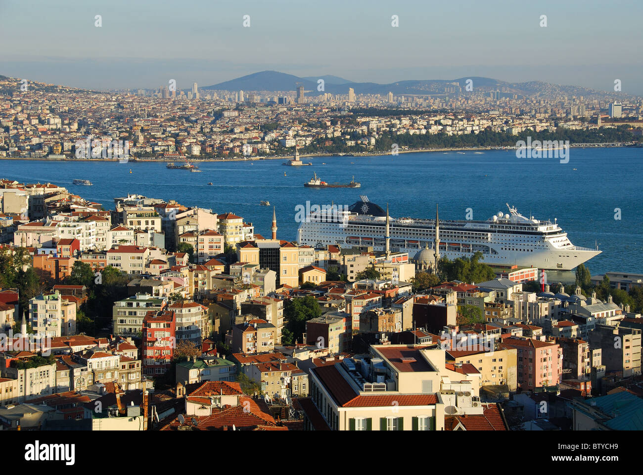 ISTANBUL, TURQUIE. Une soirée sur le Bosphore, de Beyoglu sur la rive européenne d'Uskudar sur la rive asiatique. 2010. Banque D'Images