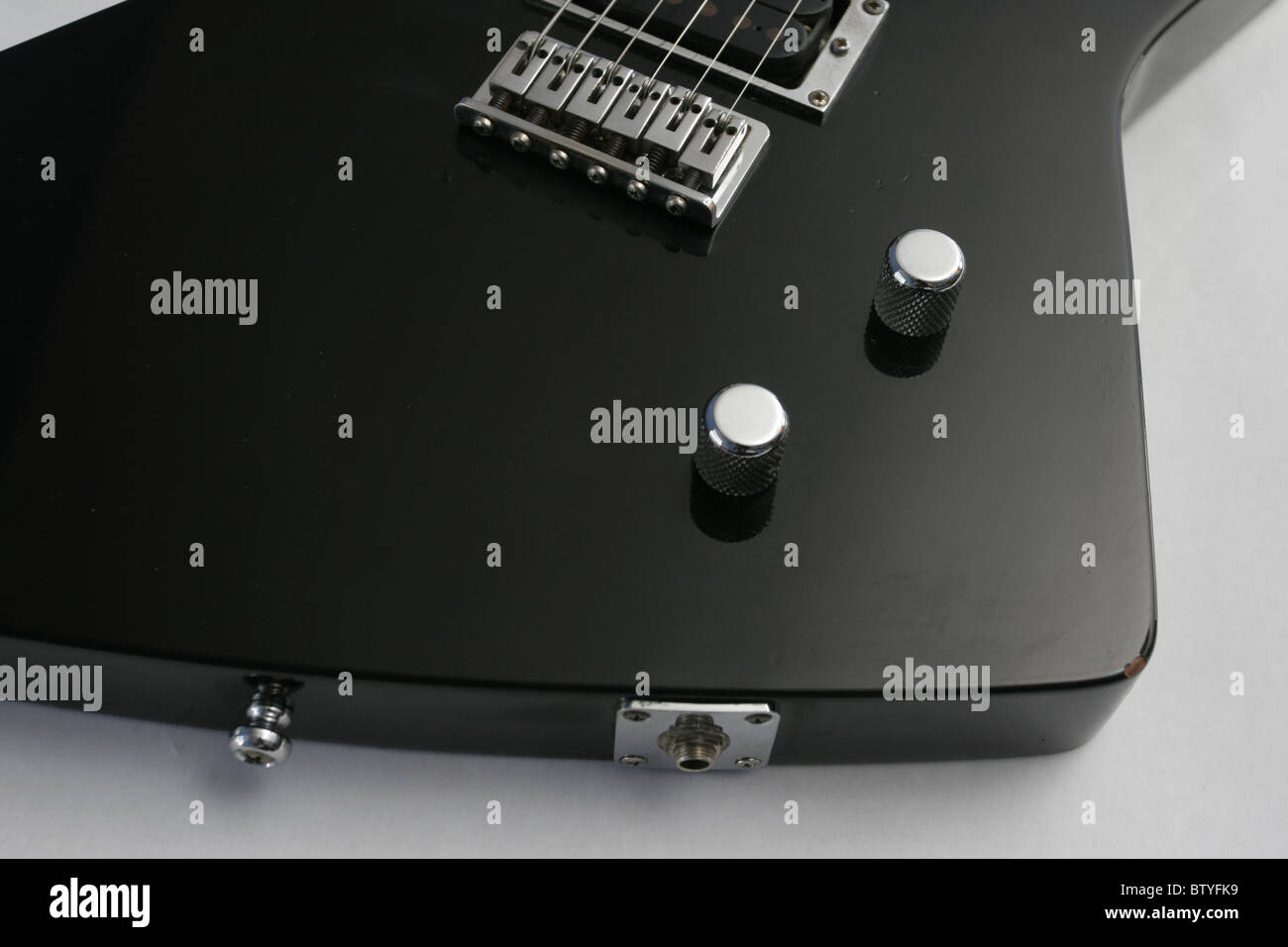 Planche 'Explorer' guitare électrique (détail). Plank rend guitares pour  Radiohead, Joe Strummer et le culte Photo Stock - Alamy