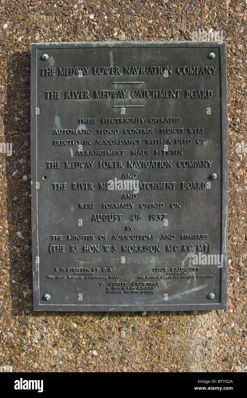 Plaque commémorative de l'ouverture des vannes de régulation de débit de la rivière Allington et la défense contre les inondations Banque D'Images