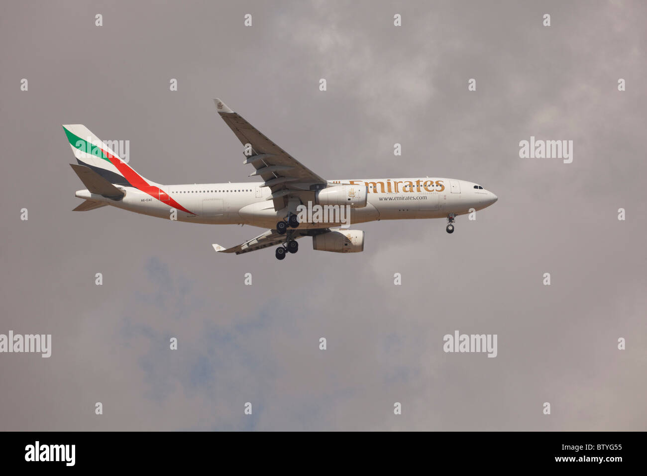 Emirates Airbus A330-200 sur l'approche à Larnaca, Chypre. Banque D'Images