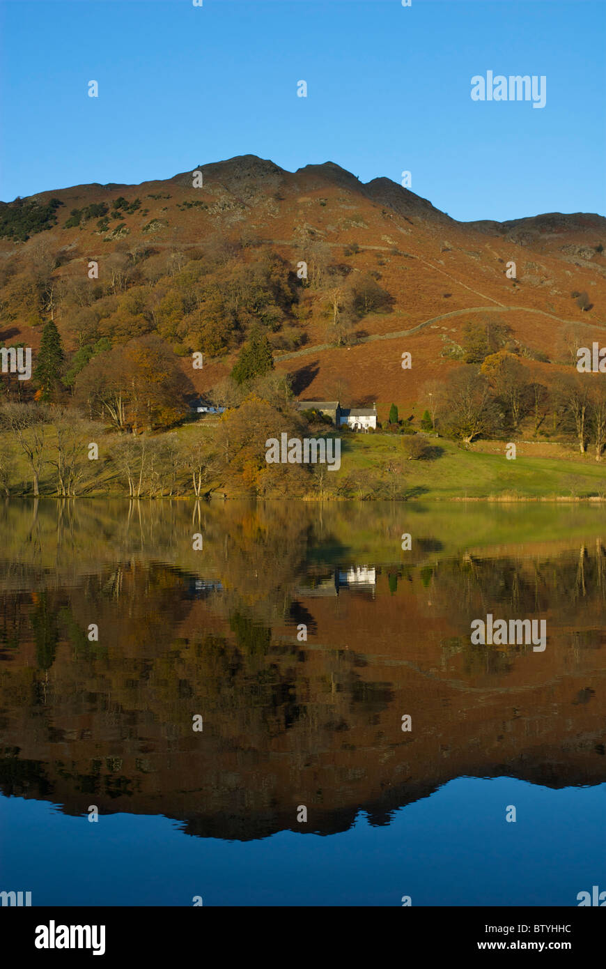 Loughrigg Tarn, Parc National de Lake District, Cumbria, Angleterre, Royaume-Uni Banque D'Images