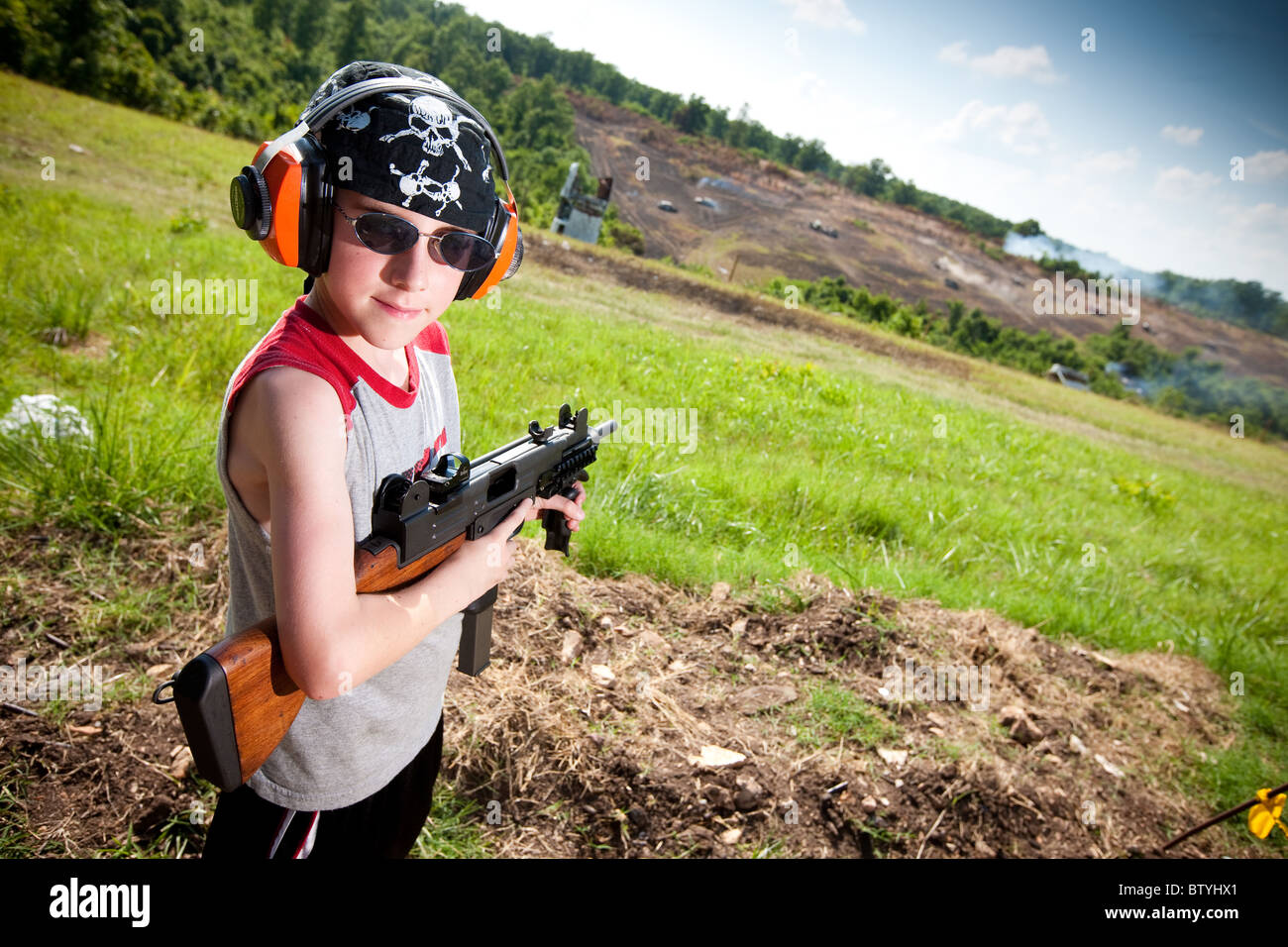 Un jeune garçon tire une mitrailleuse à la mitrailleuse parti à wyandotte, Michigan, USA Banque D'Images