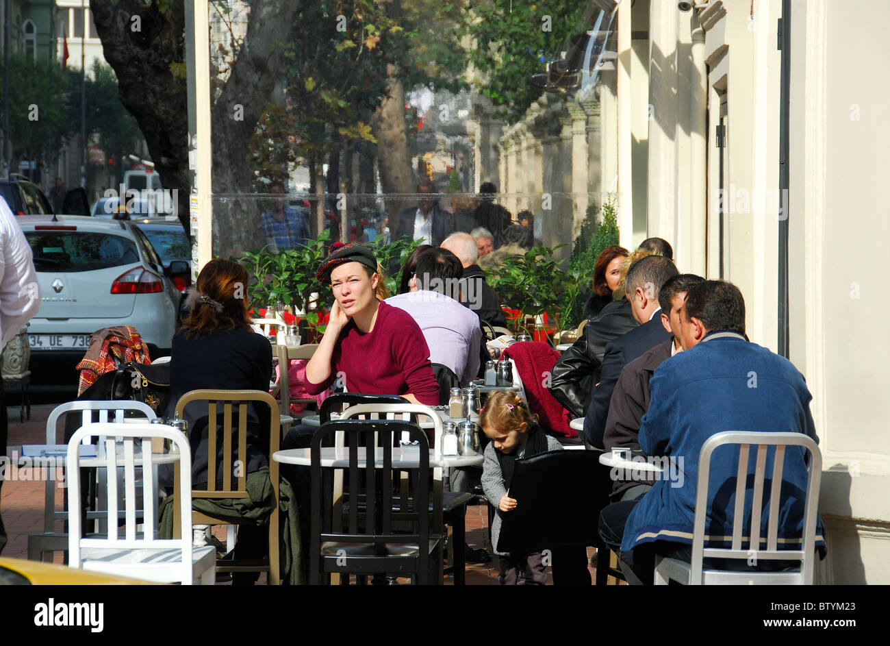 ISTANBUL, TURQUIE. Les gens de manger et boire sur la terrasse de la maison que vous recherchiez un café dans le quartier de Nisantasi. 2010. Banque D'Images