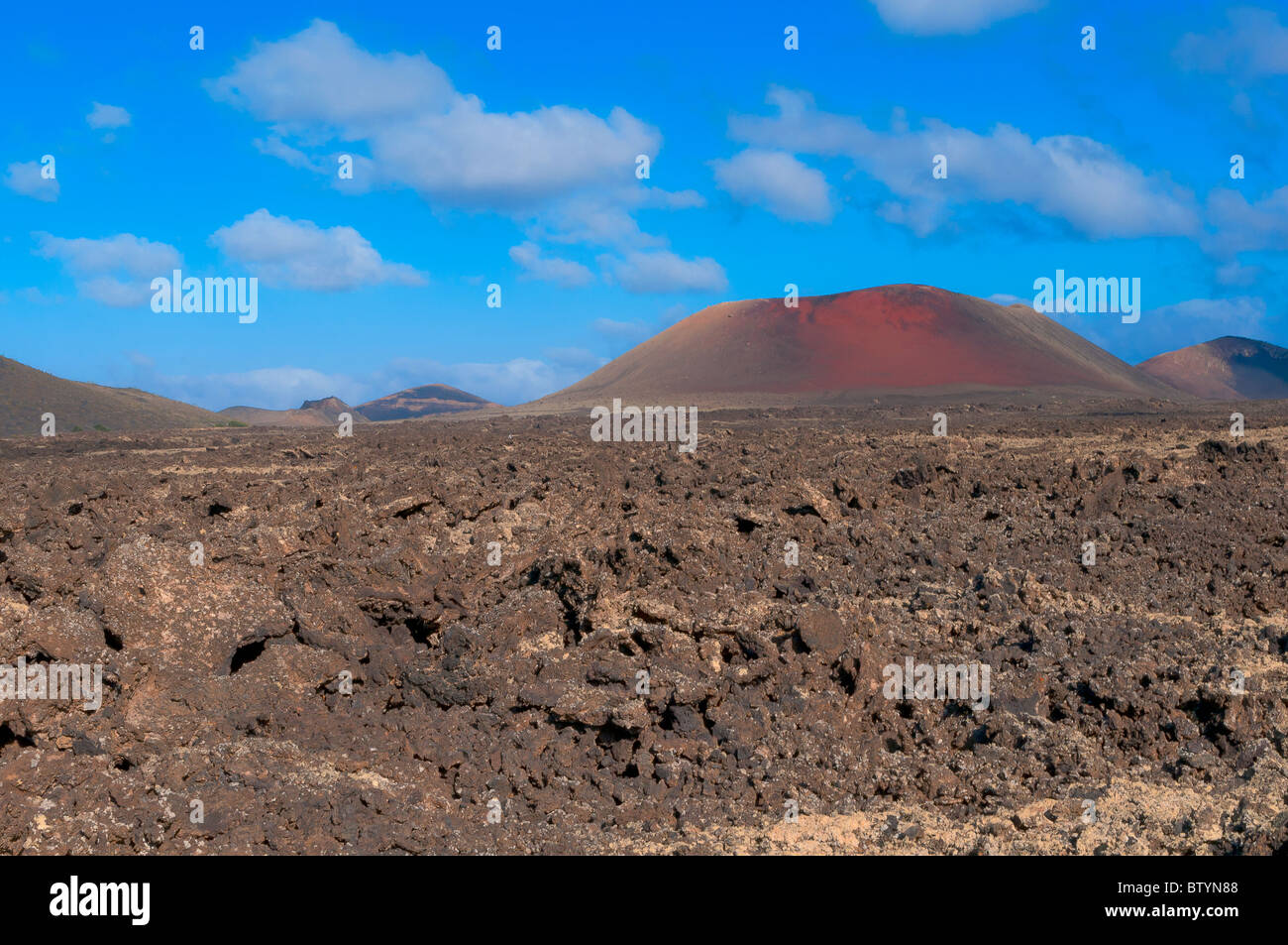 Paysage de collines arides sur l'île de Lanzarote, Espagne Banque D'Images