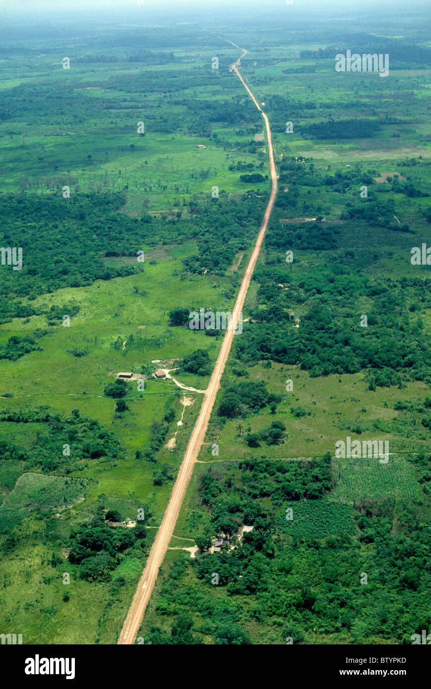 Déforestation : Vue aérienne de route passant par l'ancienne forêt défrichées pour l'agriculture et l'élevage au Brésil Banque D'Images