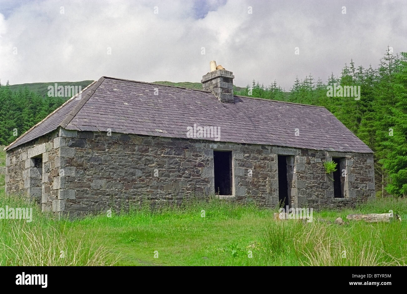 Construit en pierre abandonnée Cottage traditionnel écossais à la base de la montagne de Merrick, Parc Forestier de Galloway, Scotland Banque D'Images