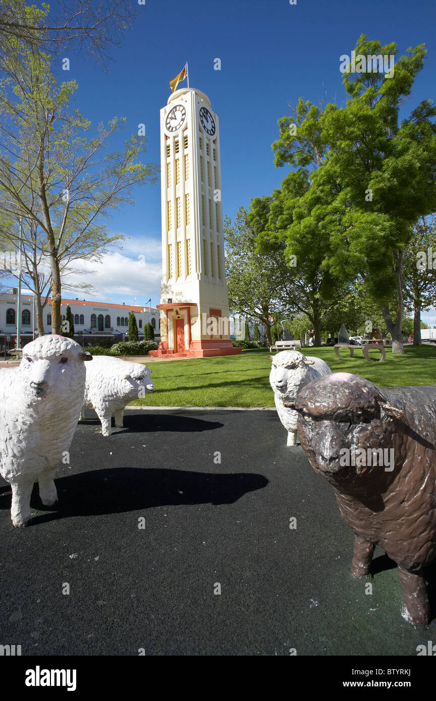 Les moutons Scuplture par artiste Gary Hebley, et l'horloge de la tour historique, Hastings, Hawkes Bay, île du Nord, Nouvelle-Zélande Banque D'Images
