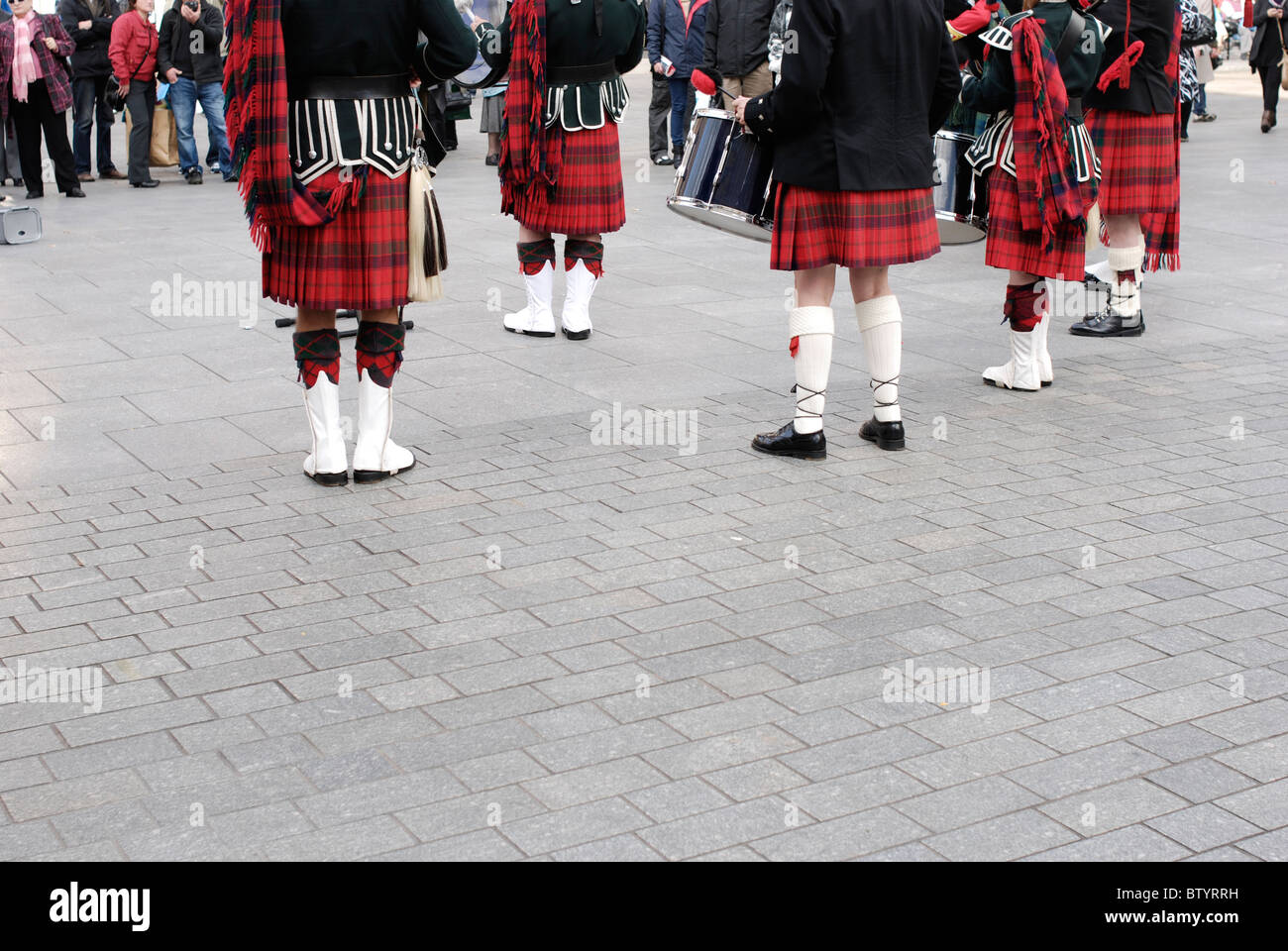 Pipe Band écossais tartan traditionnel dans l'exécution de robe dans un centre-ville. Banque D'Images