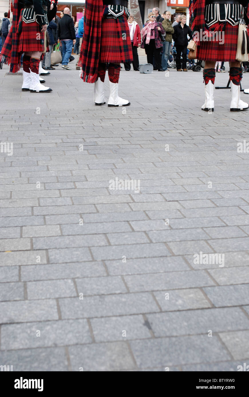 Pipe Band écossais tartan traditionnel dans l'exécution de robe dans un centre-ville. Banque D'Images
