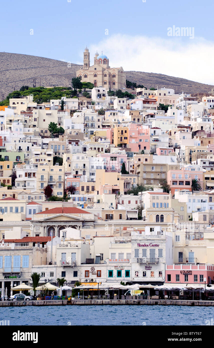 Voir d'Ermoupolis, capitale de l'île de Syros Cyclades grecques. En haut de la colline se dresse l'église de Saint Anastasi. Banque D'Images