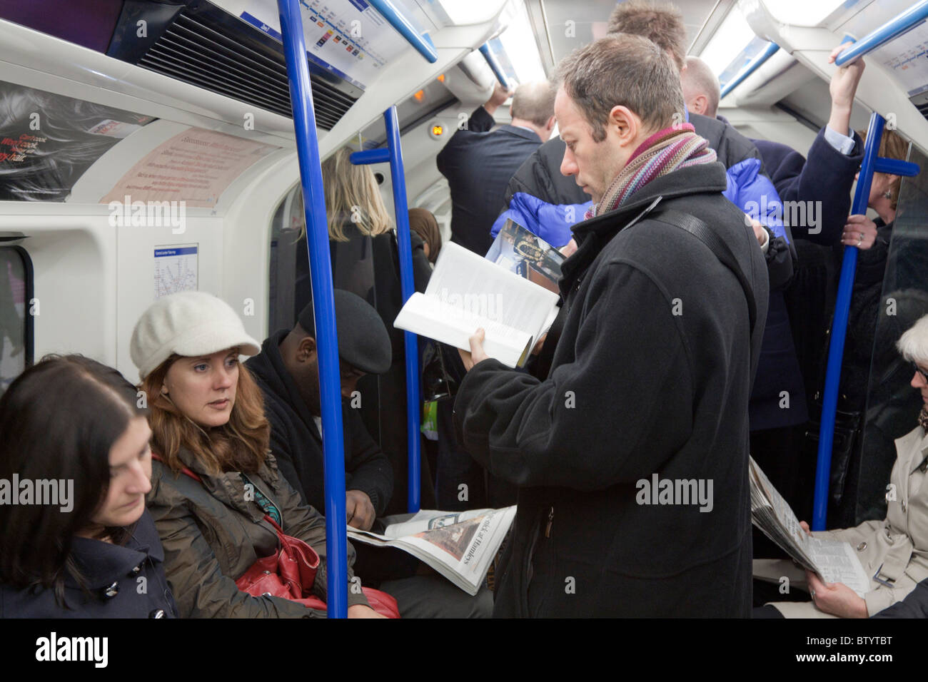 Londres Métro ligne Victoria train durant les heures de pointe du soir. Banque D'Images