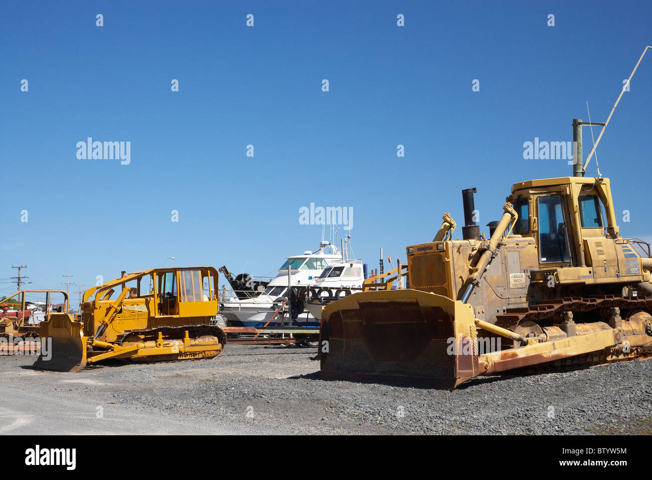 Des bulldozers pour le lancement de bateaux de pêche, Ngawi, Wairarapa, île du Nord, Nouvelle-Zélande Banque D'Images