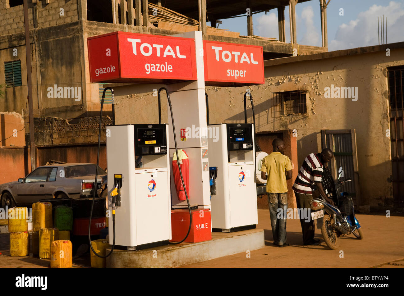 La station service Total, à Ouagadougou. Banque D'Images