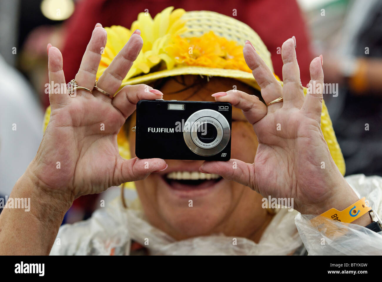 La photo d'une femme prend une photo avec un point Fujifilm Appareil photo numérique et à la Kentucky Derby 2010 à Louisville (Kentucky) Banque D'Images