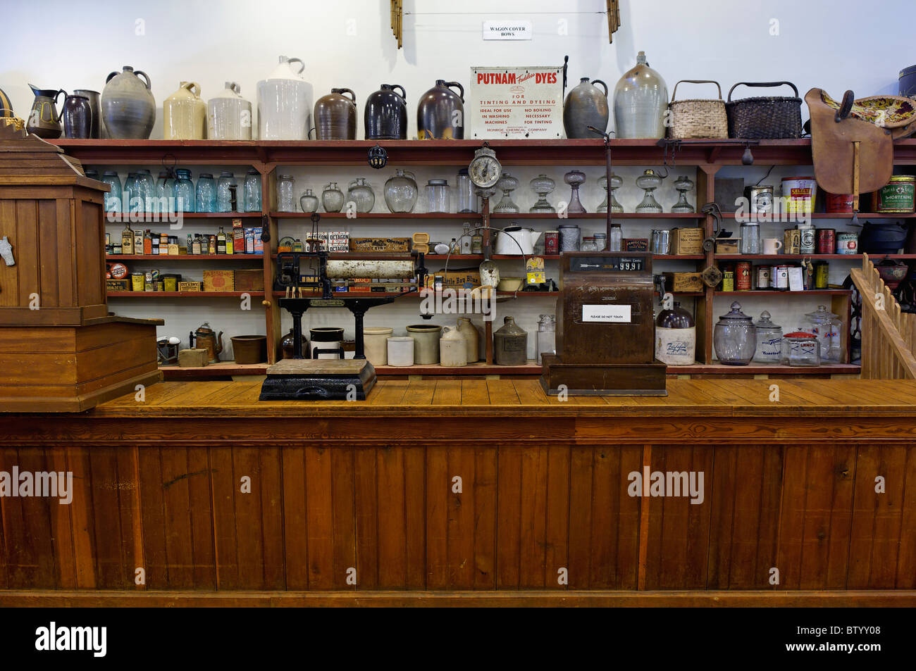 Comptoir du magasin général à l'affiche au complexe culturel Musée Lenoir à Norris Dam State Park dans le comté d'Anderson, New York Banque D'Images