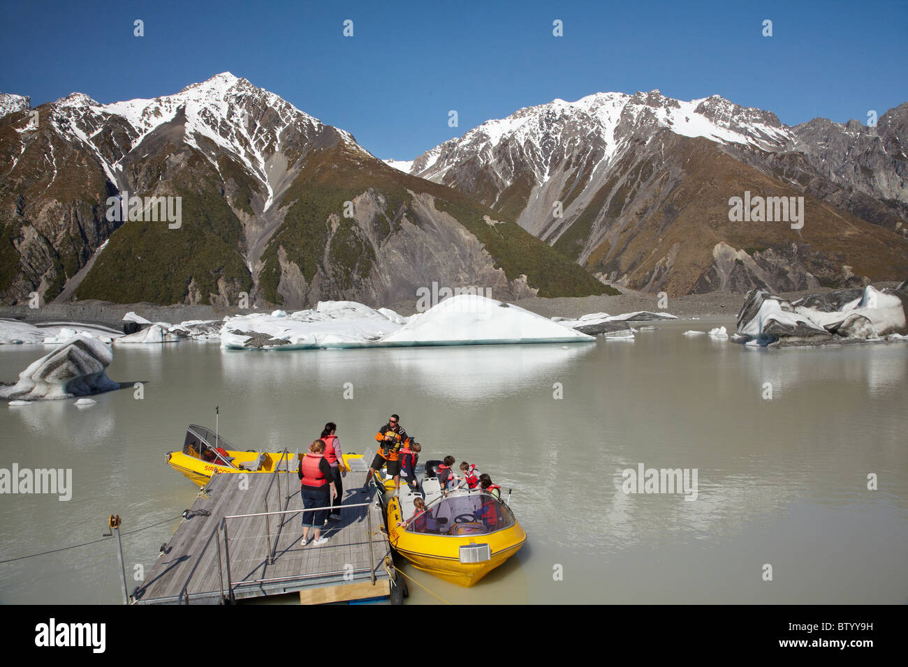 Les touristes en bateau, explorateurs de glacier et des icebergs, Glacier Tasman Lac Aoraki / Terminal, Mt Cook National Park, New Zealand Banque D'Images