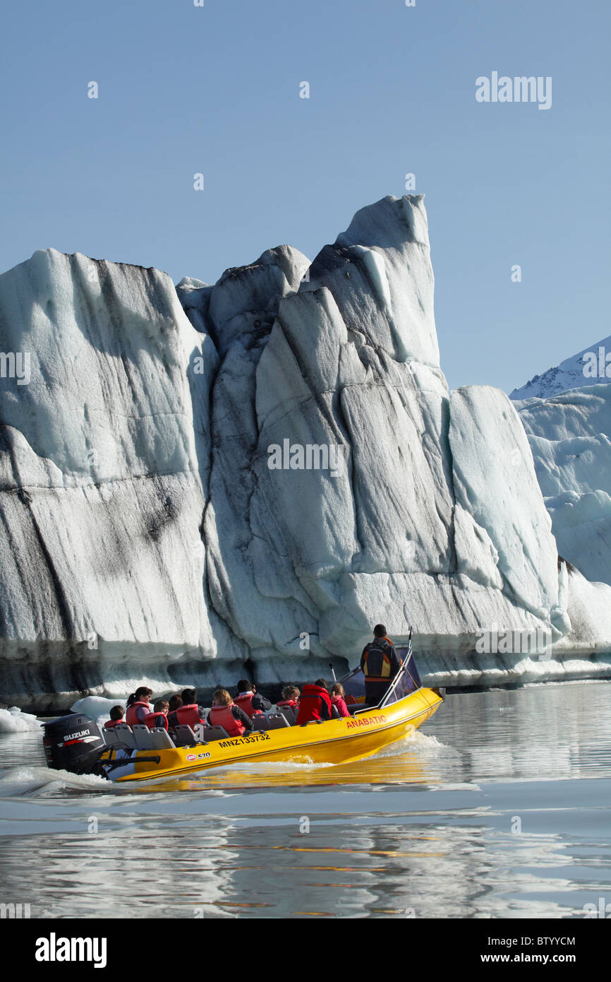 Les icebergs et les touristes sur les Explorateurs Glacier Glacier Tasman, bateau, lac Terminal / Aoraki Mt Cook National Park, New Zealand Banque D'Images