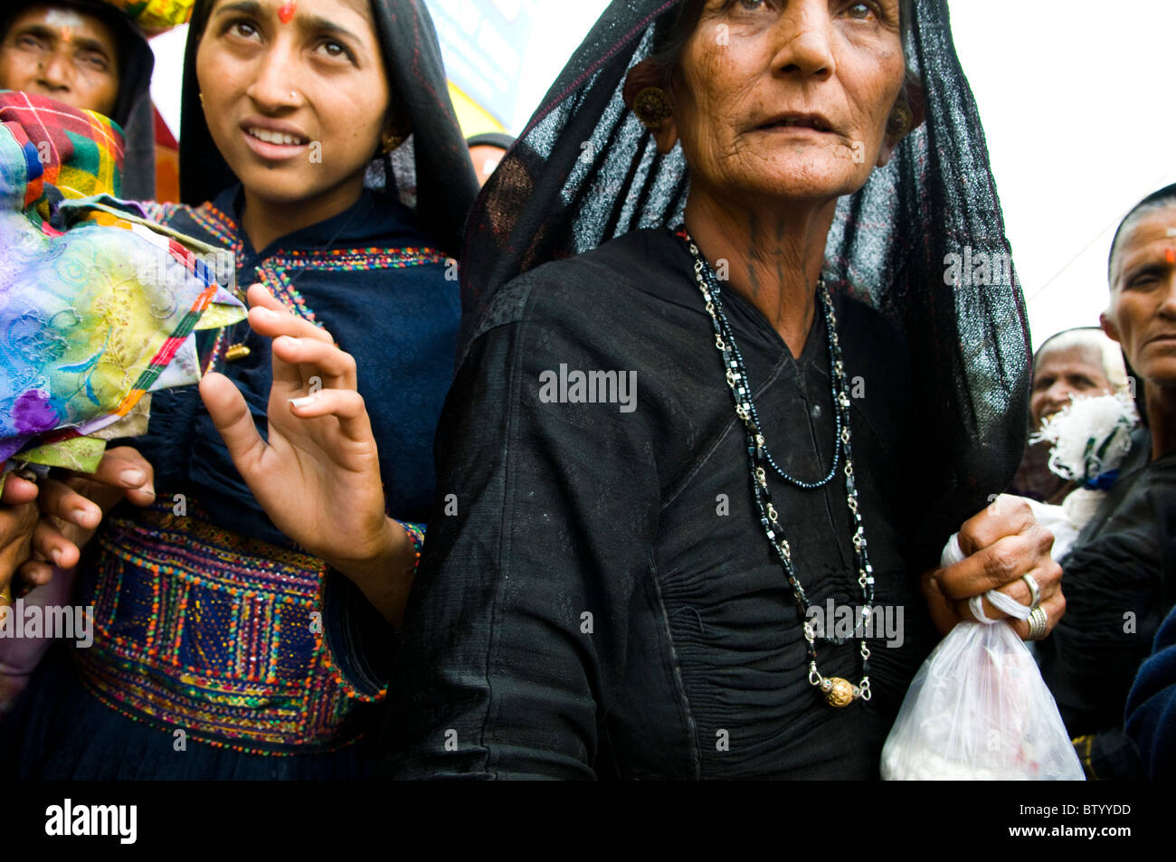 Rabari Femmes marchant dans le marché. Banque D'Images