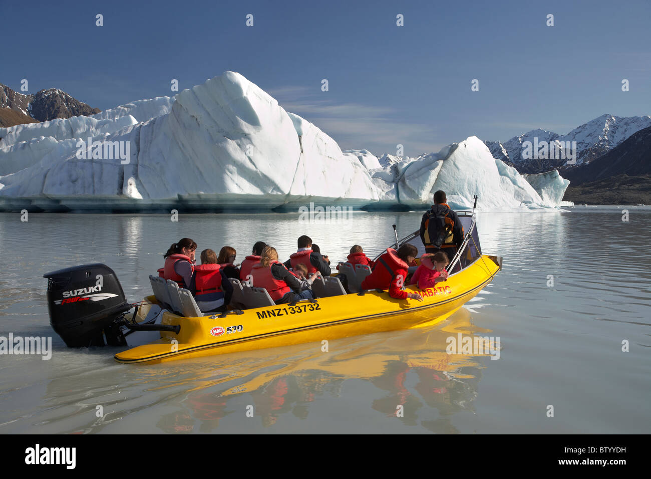 Les icebergs et les touristes sur les Explorateurs Glacier Glacier Tasman, bateau, lac Terminal / Aoraki Mt Cook National Park, Canterbury, South Banque D'Images