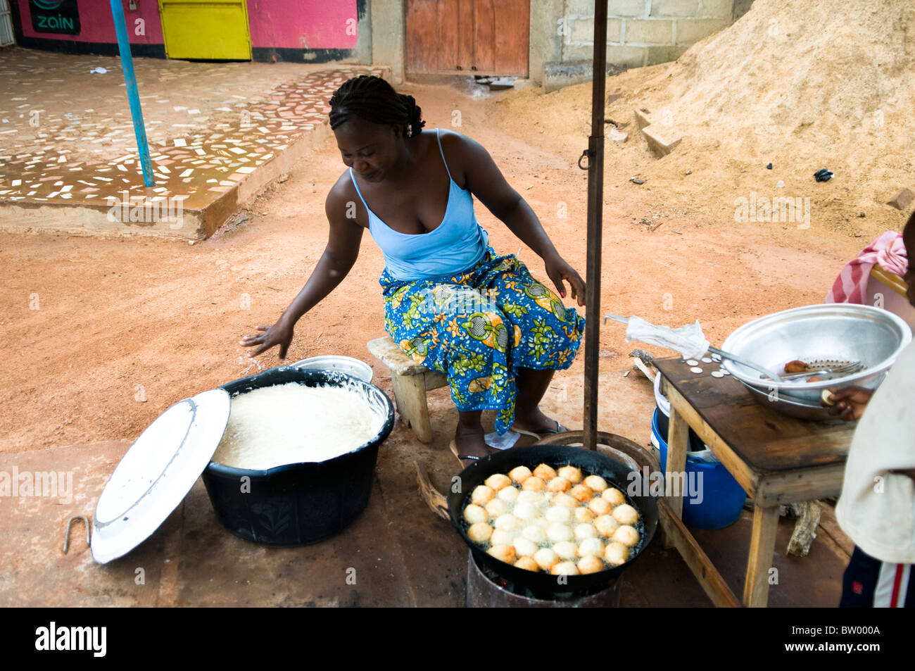 Beignets frits ( gâteaux matin ) vendu dans les rues de Ouagadougou. Banque D'Images