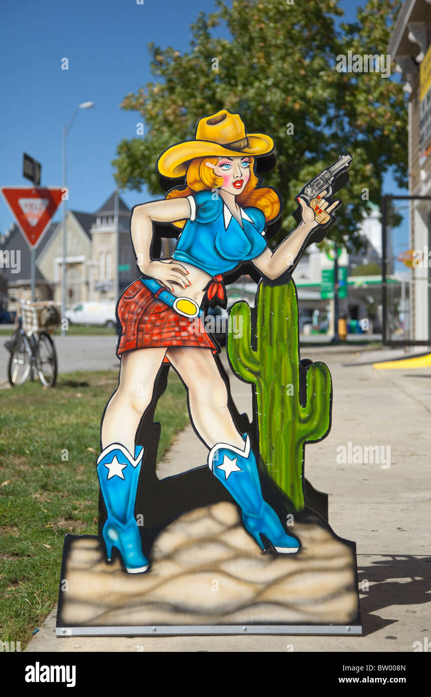 Découpe de la publicité d'une cowgirl avec une arme à feu. Banque D'Images