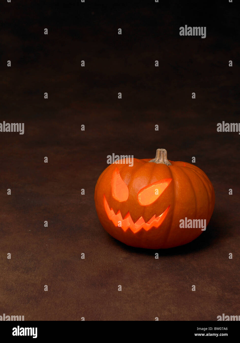 Jack O Lantern Halloween sur un fond foncé Banque D'Images