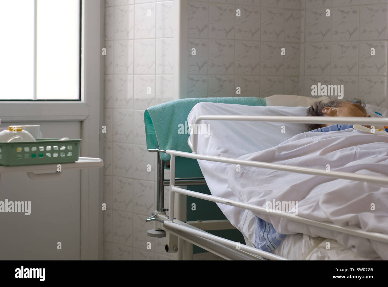 Chambre d'hôpital de l'intérieur avec mauvais patient sur lit en Pologne Banque D'Images