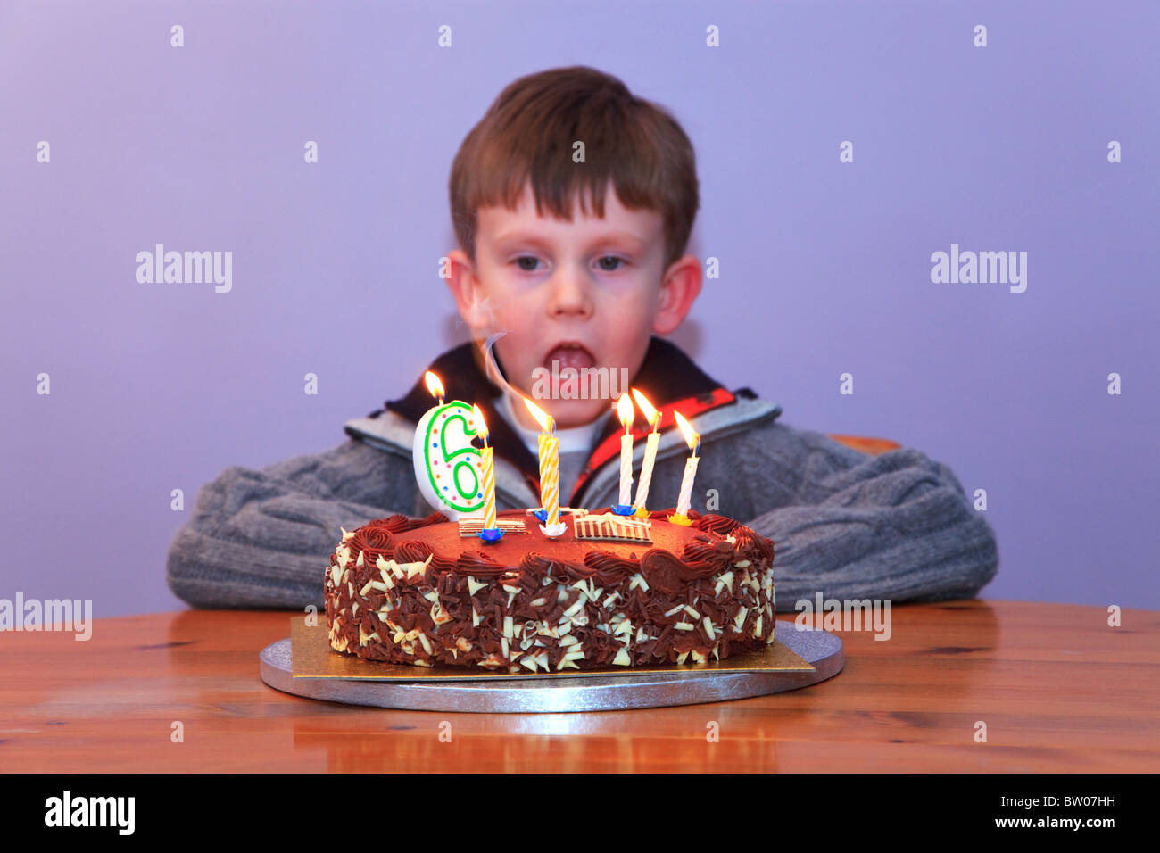 Un Garcon De 6 Ans A La Recherche Des Bougies Sur Son Gateau D Anniversaire Photo Stock Alamy Un Garcon De 6 Ans A La Recherche Des Bougies Sur Son Gateau D Anniversaire Photo Stock Alamy