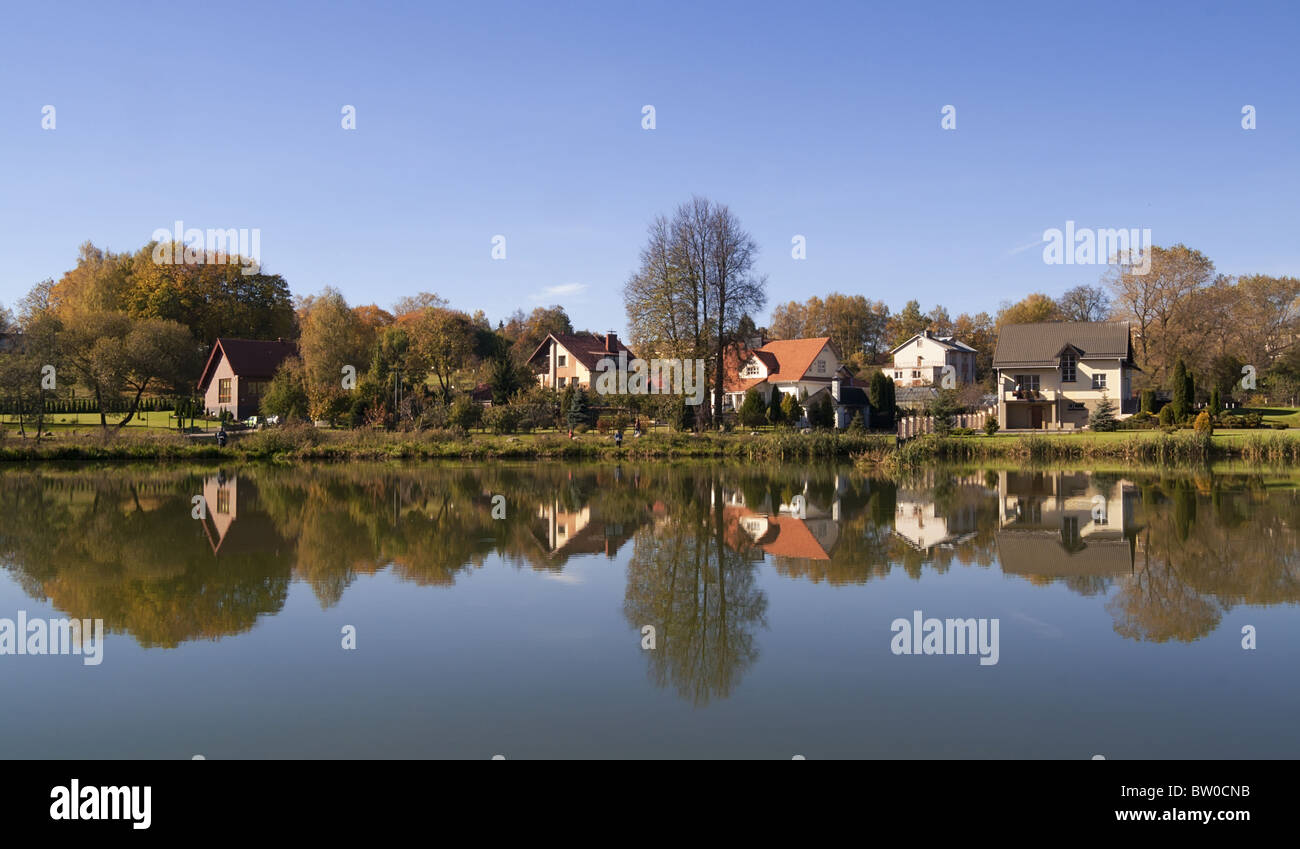 Petit village et son reflet dans l'eau Banque D'Images